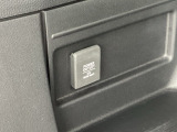 荷室には便利なアクセサリーソケットを装備。アウトドアや車中でのちょっとした電源確保に役立ち、使い勝手がぐっと広がります。