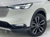 明るく安心感のあるLEDヘッドライトとLEDフォグを採用。ウィンカーと連動し交差点などで進行方向の内側を照らし、歩行者などをより見やすくするアクティブコーナーリングライトとオートハイビームも装備