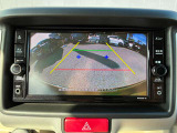 初めての場所の駐車場でクルマを停める時、後が確認できないと不安ですよね。バックカメラが装着されていれば、壁やポール、後ろのクルマが確認出来、距離感も掴めるので安心ですね♪
