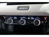 運転席と助手席の温度設定の変更が可能な左右独立タイプのデュアルエアコンです♪♪♪暑がりな人・寒がりな人も誰もが車内を快適にお過ごしいただけます♪♪♪
