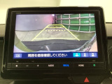 バックモニター付きで、車庫入れやバック時の後方確認をサポート。