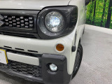 【LEDヘッドライト】悪天候や夜間走行時も良好な視界を確保し安心して運転できる高輝度LEDヘッドライトを装備!点灯速度が早く、消費電力も抑えられています。