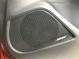 【BOSEサウンドシステム】メーカーオプションの高品位サウンドシステムを搭載。専用のチューニングが施された大小様々なスピーカーから良質なサウンドが奏でられ、臨場感あふれる音響空間を演出します。