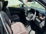 運転席も広々!ちょっと長めのドライブも快適に過ごせます♪