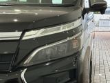LEDヘッドライトは、点灯の瞬間から最大光量を発揮し、突然暗くなるトンネルなどでの安定感を高めます。