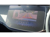 【360度カメラシステム】リバースと連動し、車両後方の映像をディスプレィに表示歪みの少ないカメラにより鮮明な画像で後退の運転操作をサポートします。