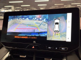 【パノラミックビューモニター】専用のカメラにより、上から見下ろしたような視点で360度クルマの周囲を確認することができます☆死角部分も確認しやすく、狭い場所での切り返しや駐車もスムーズに行えます。