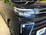【LEDヘッドライト】悪天候や夜間走行時も良好な視界を確保し安心して運転できる高輝度LEDヘッドライトを装備!点灯速度が早く、消費電力も抑えられています。