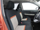 フロントシートはゆったりとしていて開放感があるベンチシートです。車内の移動も楽々です!狭い場所や駐車場で片側をギリギリに停めた際には便利ですよ!