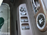 【電動格納ミラー】運転席のスイッチで、ドアミラーの開閉や角度の調整ができます。