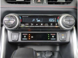 【オートエアコン】1年中快適な室内を提供!車内温度を設定すると、風量を自動で調整してくれます。