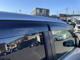 ドアバイザー付きで雨の日も換気できます。