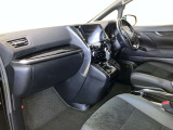 運転席周りのレイアウトをご覧ください。ナビゲーションが綺麗に装着されすっきり収まってますね!