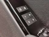 【メモリー機能】最大3名様まで、シートポジションを記憶していただきます。自分のポジションを素早く戻せるのはとても助かる機能ですね。