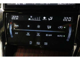 運転席と助手席、それぞれ温度調節ができ、オールシーズン快適なオートエアコンとなっております!