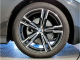 BMWの純正アロイホイールは軽量かつ強度にも優れているホイールで走行性能を引き上げる設計になっております。足元にもBMWは妥協がなくこだわっている個所になります。
