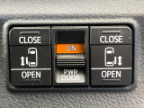 【両側パワースライドドア】スマートキーや運転席のスイッチで後席両側スライドドアの開閉が可能♪電動だから力を入れてドアを開ける必要が無く、小さなお子様でも簡単に開け閉めでき快適です♪