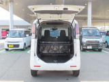 バックドアは上開き跳ね上げ式で、開口も広め!スムーズな荷物の出し入れでアウトドアも楽しくなりそう♪