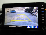 バックカメラの画像です。ガイドラインがスムースな車庫入れをサポートいたします。車庫入れの安心感がアップしますね。