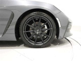 アルミホイールを装備、タイヤサイズは215/40R18です。