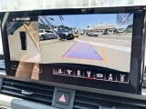 ●サラウンドビューカメラ『車両の4つのカメラから得た映像を合成し、上空から眺めているような映像をモニターに映し出します。車両周辺の歩行者や障害物などの発見に役立ちます。』