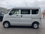 乗り降りのイメージが湧く左側面。ドア面の通りやスライド有無、小キズの出やすい部分も確認◎。