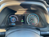 視認性の高いメーターで運転情報を的確に把握できます