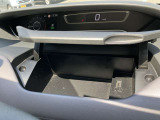 ダッシュボードに収納スペースがございますので、運転席から離れることなく、小物を出し入れすることができます。