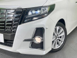 【LEDヘッドライト】悪天候や夜間走行時も良好な視界を確保し安心して運転できる高輝度LEDヘッドライトを装備!点灯速度が早く、消費電力も抑えられています。