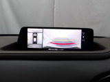 狭い場所での駐車やすれ違いなどでより的確な運転操作に役立つ360&deg;ビューモニターが装備されています。