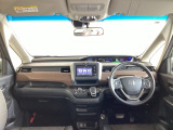 運転席は、大きな座面と包み込むような背もたれがドライバーの身体全体をしっかり支えます。上質なシート素材と座り心地のよいクッションを採用し、長時間の運転やコーナーの多い道も快適です