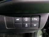 パーキングセンサーや横滑りを防ぐVSA等のスイッチ類は運転席の右側、手の届きやすい位置にあります。