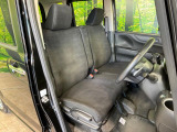 運転席まわりには十分なスペースがあり、大柄な方でもゆったり運転していただける環境です。
