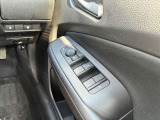 運転席側のドア部。こちらのスイッチでドアミラーの角度調整やパワーウィンドーの操作が可能になります。