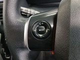 ステアリングには運転中でも簡単に操作できる各種スイッチついてます