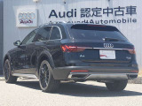 Audiのリヤディフューザーは、車両の後方での空気の流れを整え、乱流を減少させることで、走行安定性を向上させます。またスポーティで洗練された外観を提供し、全体のスタイルに一体感を持たせます。