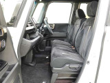 ベンチシートで運転席から助手席への移動もスムーズです!