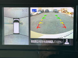 アラウンドビューモニターです。上空からお車の周りを見る感覚で表示されますので、車庫入れも簡単
