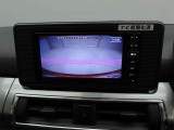 【バックモニター】駐車時に後方がリアルタイム映像で確認できます。大型商業施設や立体駐車場での駐車時や、夜間のバック時に大活躍!運転スキルに関わらず、今や必須となった装備のひとつです!
