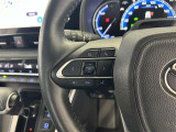 運転中、オーディオの操作をしてて、ハッとしたことはありませんか?ステアリングスイッチは、運転中でもハンドルでオーディオの操作が可能です。安全なドライブをサポートします。