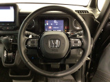 運転にかかわる様々な操作を安全に行えるように視点移動が少なく操作性に配慮されたスイッチ類が凝縮されたコクピットです。