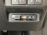 ハンドルの右下にETCがついています。高速道路の料金所の通過も楽々です!。 カードの取り出しもしやすい場所についています。