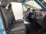 女性でも運転がしやすいように、シートの高さ調整機能(シートリフター)がついています。運転席と助手席の間が空いている為、助手席側への移動がスムーズです。交通量の多い道でも助手席側から乗り降りができます。