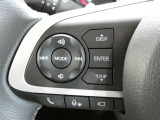 【ステアリングスイッチ】ステアリングから手を伸ばさなくても簡単にオーディオコントロールできますので、安全ですね。
