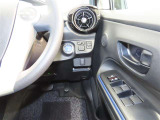 電動格納式ミラーです。ボタン一つで開閉できるのですれ違い時や駐車時に便利です!