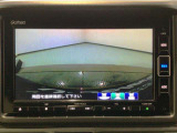 【バックカメラ】運転が苦手な方も車庫入れラクラクです!ギアをリバースに入れれば自動的に切り換わりますので、面倒な操作は不要です♪狭い駐車場もお車を傷つけず安心ですね!