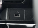 スマホの充電等に便利なUSBのソケットが付いています。