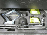スペアタイヤレス車です。応急セットを搭載しております。
