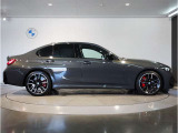 【BMWの伝統-3】BMWのお車は、&ldquo;駆け抜ける歓び&rdquo;を体現しております。走行の安定性とコーナリングの良さを追求し、思い通りにハンドルの操作可能です。
