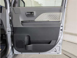 運転席ドア内張はご覧の通り。ドアポケットの収納もバッチリです